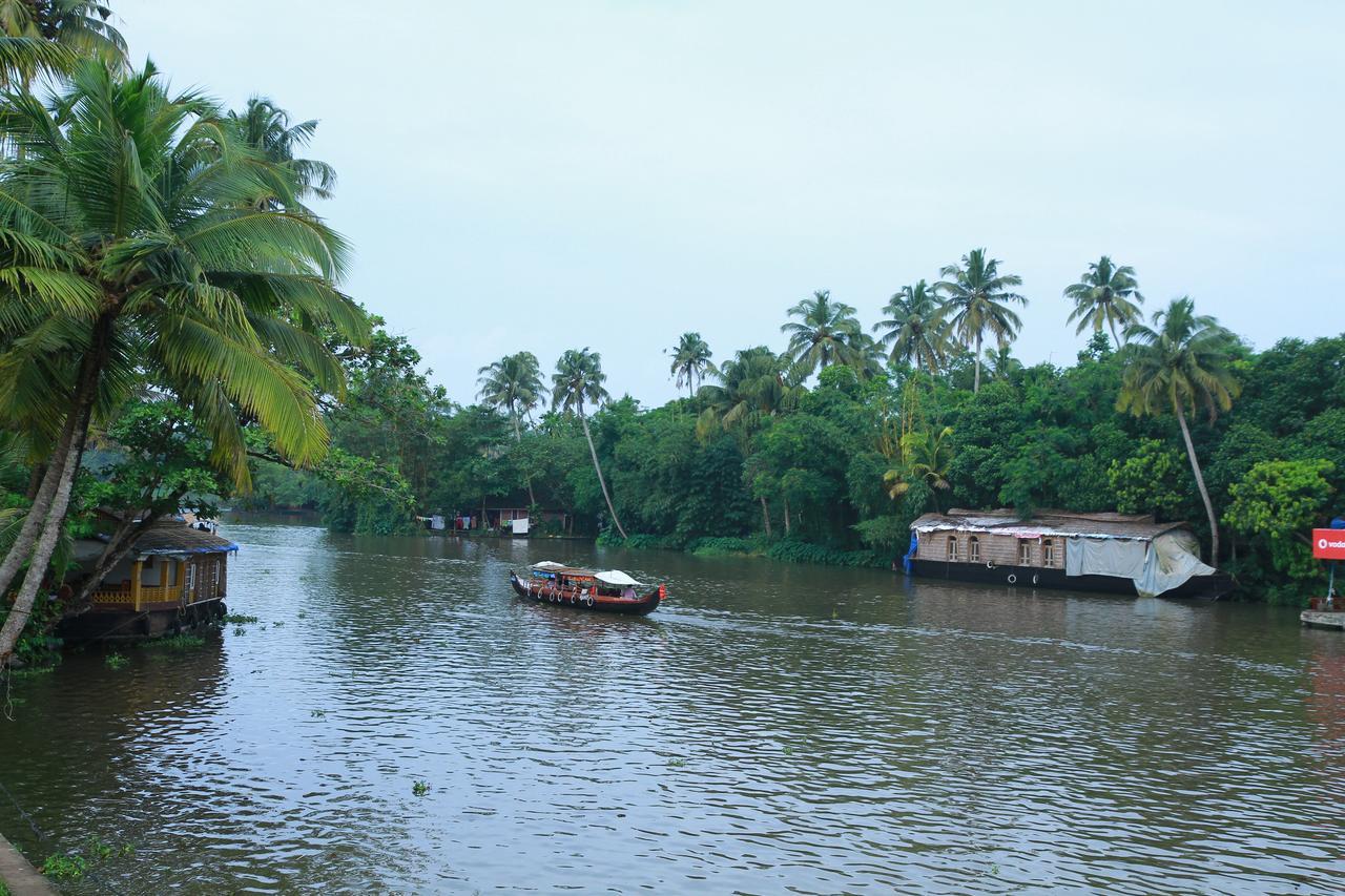 Hôtel Chaandhni Lake View à Alappuzha Extérieur photo