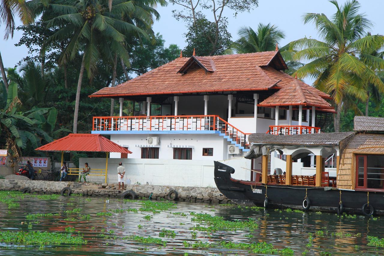 Hôtel Chaandhni Lake View à Alappuzha Extérieur photo