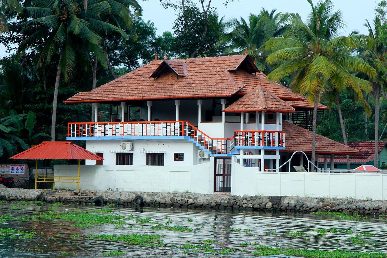 Hôtel Chaandhni Lake View à Alappuzha Extérieur photo